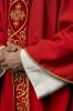 Czerwony ornat liturgiczny zdobiony haftem na aksamicie – detal symbolu