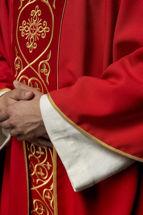 Czerwony ornat liturgiczny zdobiony haftem na aksamicie – detal symbolu