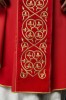 Czerwony ornat liturgiczny zdobiony haftem na aksamicie – wykończenie kołnierza
