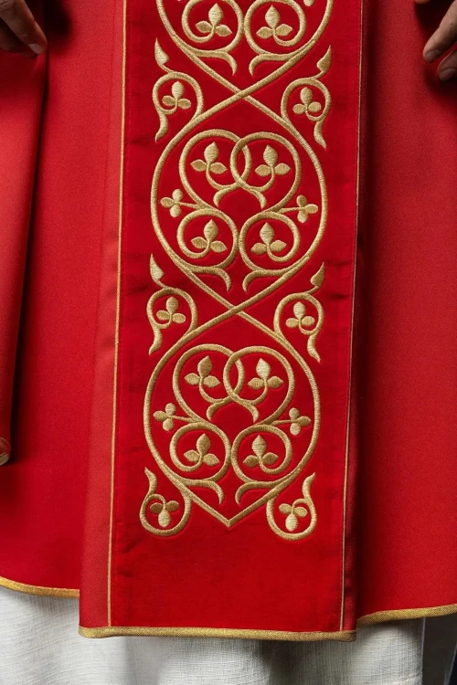 Czerwony ornat liturgiczny zdobiony haftem na aksamicie – wykończenie kołnierza