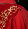 Czerwony ornat liturgiczny zdobiony haftem na aksamicie – widok przodu