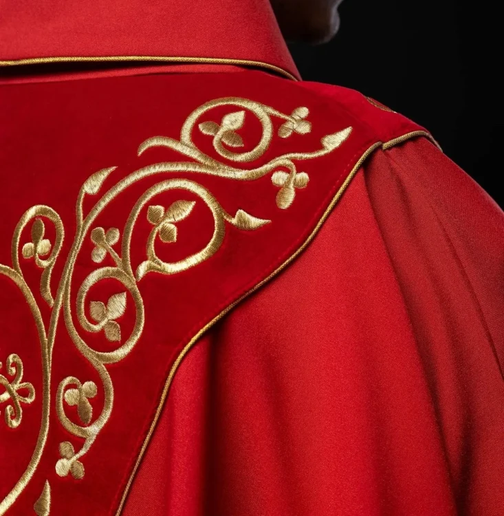 Czerwony ornat liturgiczny zdobiony haftem na aksamicie – widok przodu