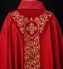 Czerwony ornat liturgiczny zdobiony haftem na aksamicie – widok tyłu