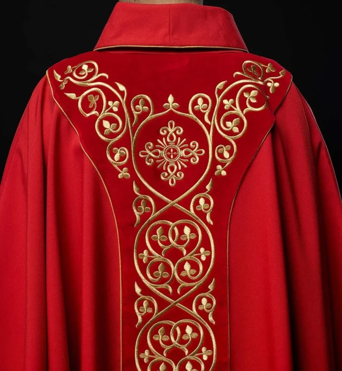 Czerwony ornat liturgiczny zdobiony haftem na aksamicie – widok tyłu