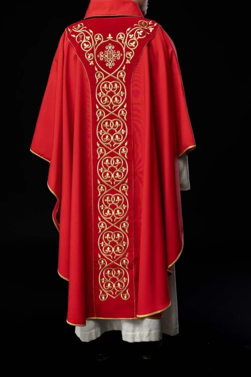Czerwony ornat liturgiczny zdobiony haftem na aksamicie – detal tkaniny