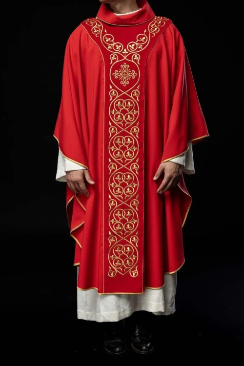Czerwony ornat liturgiczny zdobiony haftem na aksamicie – układ na sylwetce