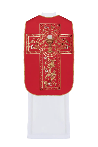 Czerwony ornat rzymski haftowany motywem eucharystycznego kielicha – pełny widok