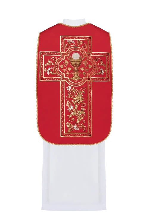 Czerwony ornat rzymski haftowany motywem eucharystycznego kielicha – pełny widok