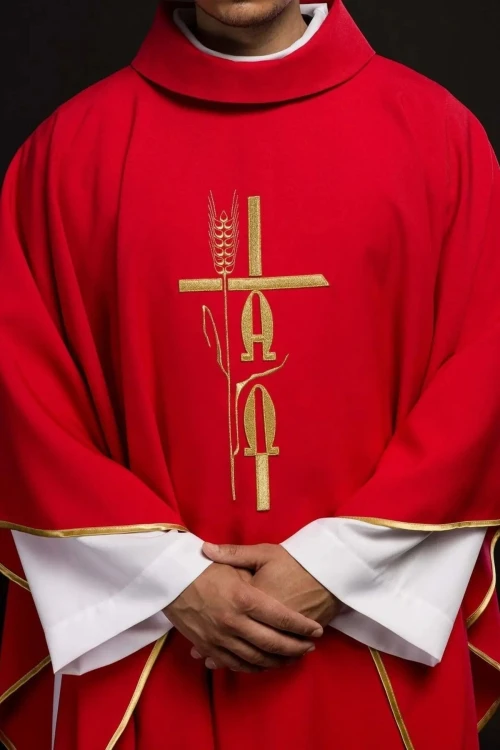 Czerwony ornat z haftem Alfa i Omega