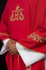 Czerwony ornat z haftem IHS w złotym kolorze i ozdobnym wykończeniem – detal symbolu