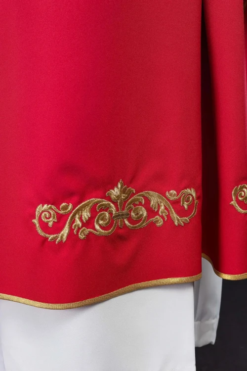 Czerwony ornat z haftem IHS w złotym kolorze i ozdobnym wykończeniem – wykończenie kołnierza