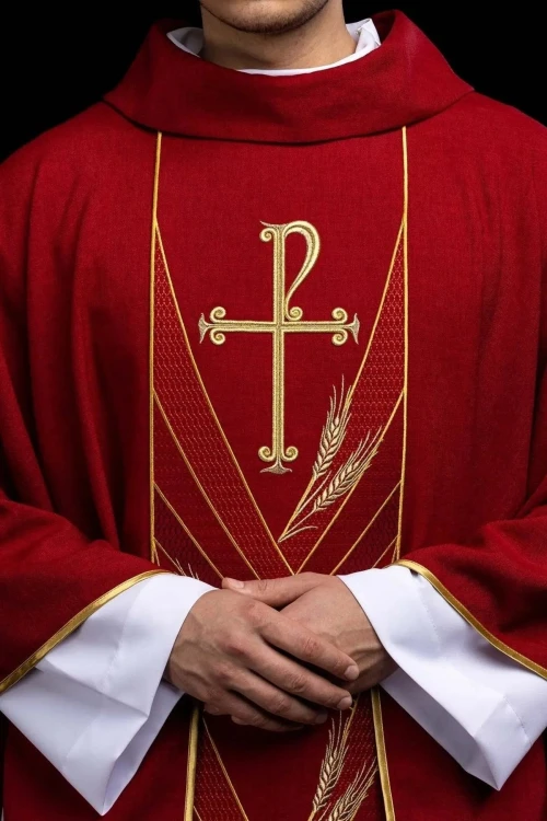 Czerwony ornat z haftowaną taśmą PAX