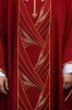 Czerwony ornat z haftowaną taśmą PAX – detal symbolu