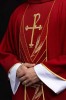 Czerwony ornat z haftowaną taśmą PAX – wykończenie kołnierza