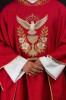Czerwony ornat z haftowanym kołnierzem i symbolem Ducha Świętego