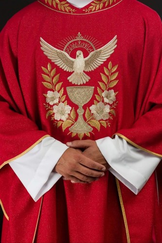 Czerwony ornat z haftowanym kołnierzem i symbolem Ducha Świętego