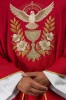 Czerwony ornat z haftowanym kołnierzem i symbolem Ducha Świętego – zbliżenie haftu