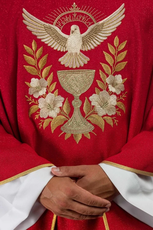 Czerwony ornat z haftowanym kołnierzem i symbolem Ducha Świętego – zbliżenie haftu