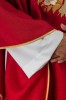 Czerwony ornat z haftowanym kołnierzem i symbolem Ducha Świętego – detal symbolu