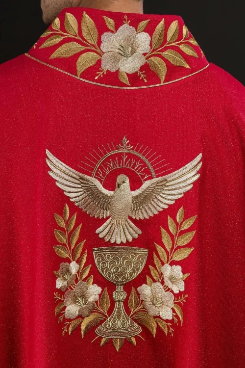 Czerwony ornat z haftowanym kołnierzem i symbolem Ducha Świętego – widok tyłu