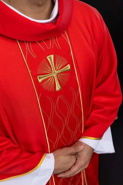 Czerwony ornat z haftowanym krzyżem – zbliżenie haftu