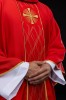 Czerwony ornat z haftowanym krzyżem – wykończenie kołnierza
