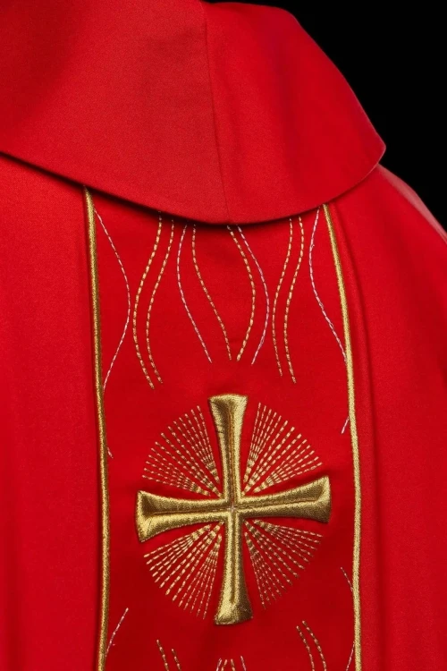 Czerwony ornat z haftowanym krzyżem – widok przodu