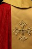 Czerwony ornat z haftowanym motywem krzyża i złotym pasem – widok przodu