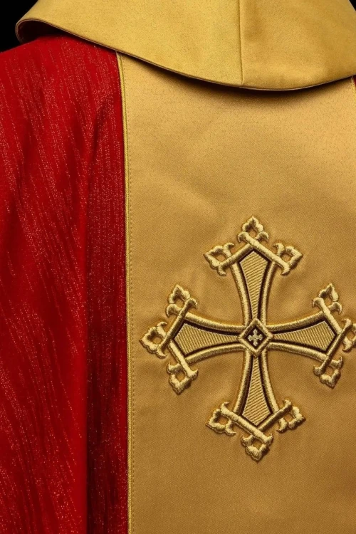 Czerwony ornat z haftowanym motywem krzyża i złotym pasem – widok przodu