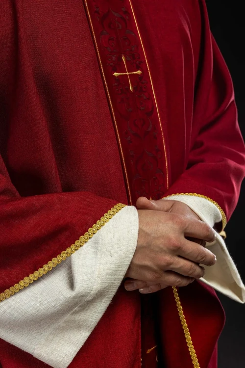Czerwony ornat z haftowanym pasem krzyży – zbliżenie haftu