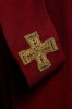 Czerwony ornat z haftowanym pasem krzyży – widok przodu