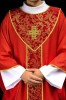 Czerwony ornat z krzyżem i tkaniną żakardową