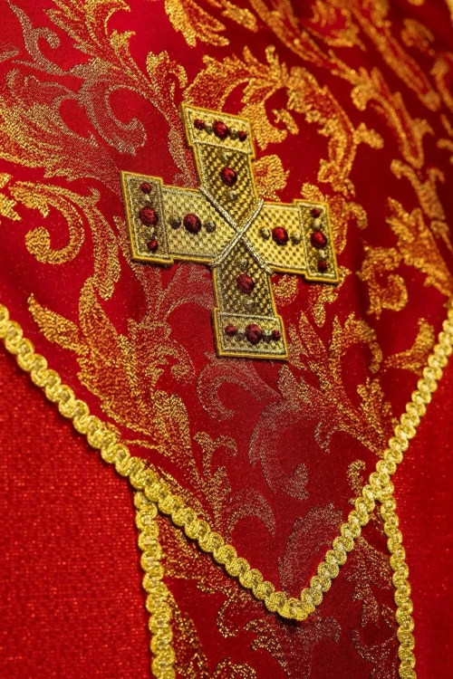 Czerwony ornat z krzyżem i tkaniną żakardową – zbliżenie haftu