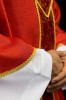 Czerwony ornat z krzyżem i tkaniną żakardową – wykończenie kołnierza