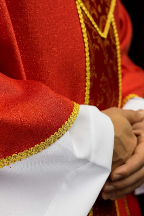 Czerwony ornat z krzyżem i tkaniną żakardową – wykończenie kołnierza