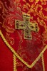 Czerwony ornat z krzyżem i tkaniną żakardową – widok przodu