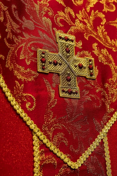 Czerwony ornat z krzyżem i tkaniną żakardową – widok przodu