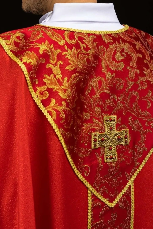 Czerwony ornat z krzyżem i tkaniną żakardową – widok tyłu