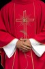 Czerwony ornat z szerokim, haftowanym złotym paskiem i krzyżem IHS