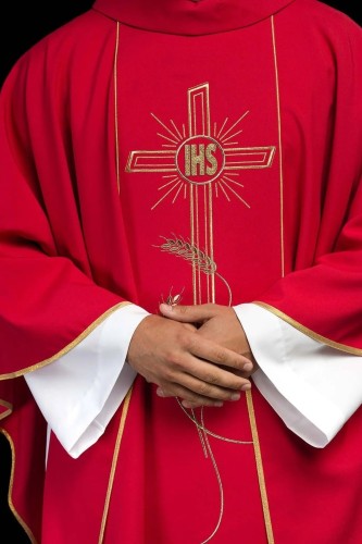 Czerwony ornat z szerokim, haftowanym złotym paskiem i krzyżem IHS