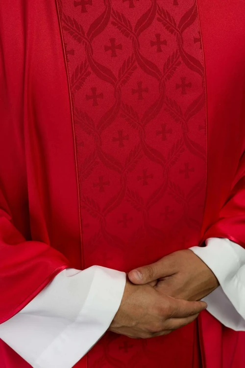 Czerwony ornat z żakardowym pasem we wzór krzyża – zbliżenie haftu