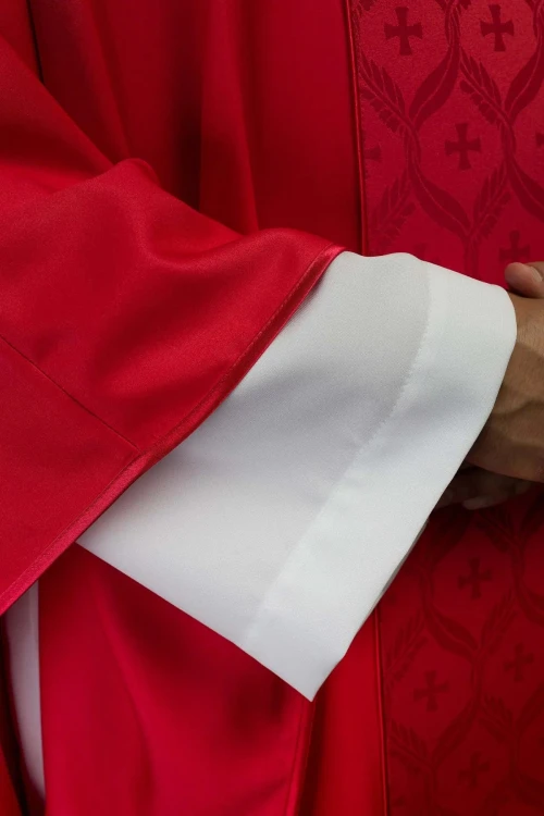 Czerwony ornat z żakardowym pasem we wzór krzyża – detal symbolu