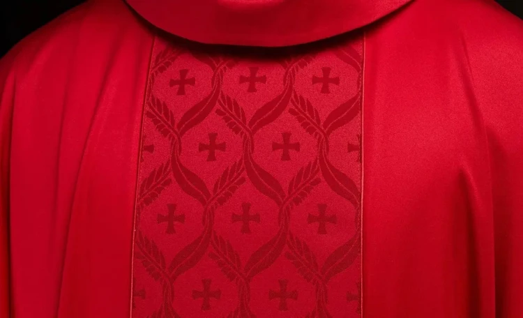 Czerwony ornat z żakardowym pasem we wzór krzyża – wykończenie kołnierza