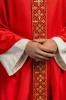 Czerwony ornat zdobiony 500 kamieniami z wąskim pasem – wykończenie kołnierza