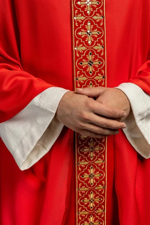 Czerwony ornat zdobiony 500 kamieniami z wąskim pasem – wykończenie kołnierza