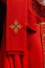 Czerwony ornat zdobiony 500 kamieniami z wąskim pasem – widok tyłu