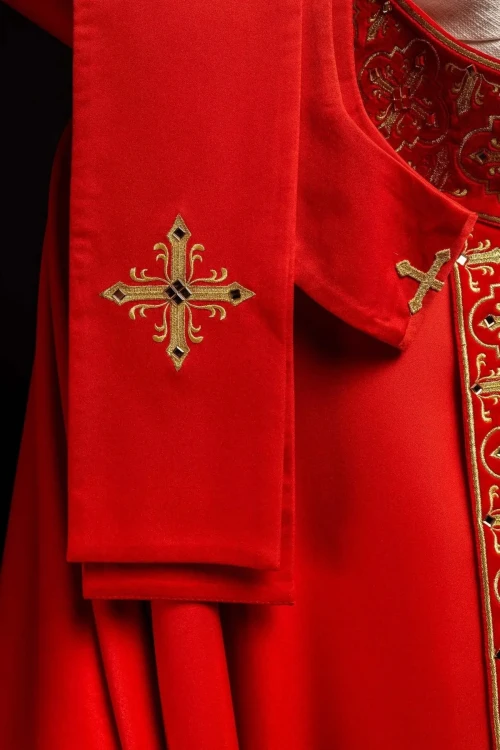 Czerwony ornat zdobiony 500 kamieniami z wąskim pasem – widok tyłu