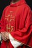 Czerwony ornat ze zdobionym złotym pasem z IHS i kłosami – pełny widok