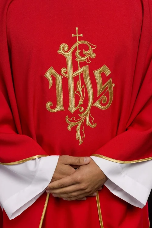 Czerwony ornat ze złotym haftem IHS – zbliżenie haftu