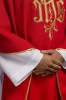 Czerwony ornat ze złotym haftem IHS – detal symbolu